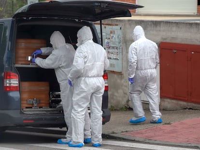 Varios operarios trasladan el 14 de abril cadáveres de la residencia geriátrica "Los Peñascales", en Torrelodones (Madrid).