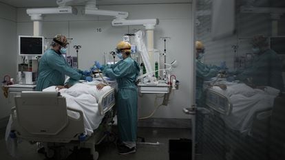 UCI para pacientes covid-19 del Hospital de la Santa Creu i Sant Pau de Barcelona, en octubre de 2020.