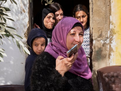 Rawda, en el horno donde prepara comida gratuita para 100 familias de la zona de Bar Elias, en el centro de Líbano. Avisa a sus comensales de la hora a la que estará listo el menú en un grupo de WhatsApp para que vengan con sus táperes. Detrás de ella, sus empleadas “y amigas” y la hija de Shahira, primera esposa de su actual marido. 