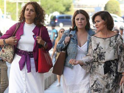 María Jesús Montero, Adriana Lastra y Carmen Calvo, equipo negociador del PSOE, este martes a su llegada a la reunión con Podemos.