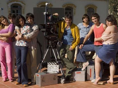 Antonio Banderas, en el rodaje de &#039;El camino de los ingleses&#039;. Con camiseta roja, Ra&uacute;l Ar&eacute;valo.