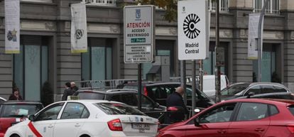Señales informativas en el acceso a Madrid Central.