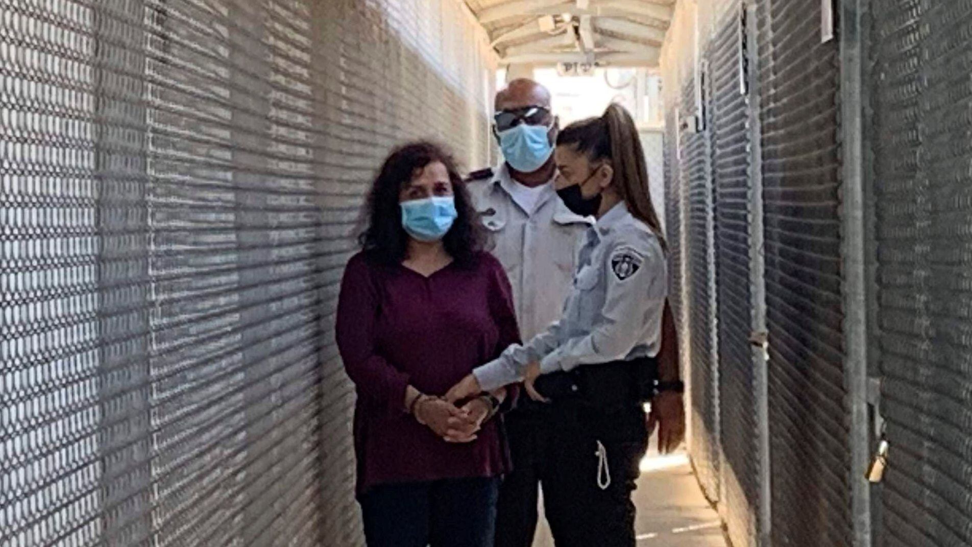 La trabajadora humanitaria española Juana Ruiz, esposada de pies y manos para asistir a su juicio, en 2021 en el tribunal militar israelí de Ofer (Cisjordania).