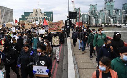Miles de personas participan en la marcha contra el racismo en Londres, este domingo.