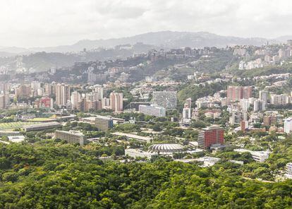 Vista general de la Ciudad Univeristaria de Caracas. A la derecha, el edificio rojo de la Biblioteca, que forma parte del conjunto central. |