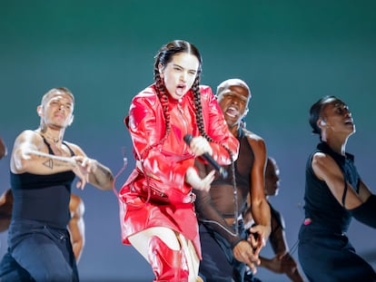 Rosalía anoche, con su cuerpo de baile en el WiZink Center de Madrid.