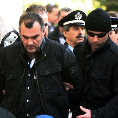 El policía Epaminondas Korkoneas es escoltado en su traslado a la oficina del fiscal en Atenas