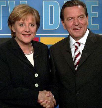 El canciller alemán, Gerhard Schröder, y la candidata democristiana Angela Merkel, se enfrentan en un debate televisado en la campaña de 2005.