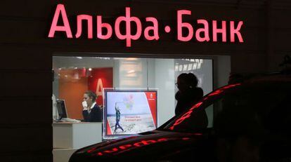 Una oficina de Alfa Bank en Moscú