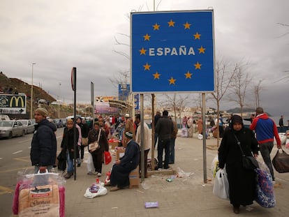 Un grupo de personas en la frontera etre Ceuta y Marruecos, en una imagen de archivo.