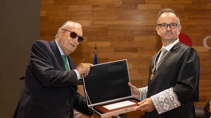 Carlos Fabra recibe una placa concedida por el Colegio de Abogados de Castellón por sus 50 años de ejercicio de la abogacía.
