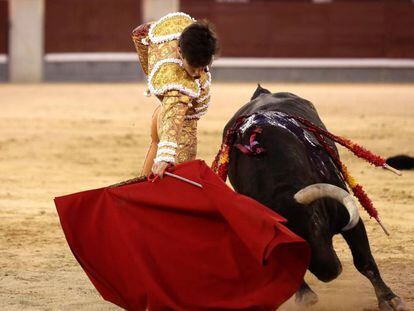 El diestro Álvaro Lorenzo con su segundo toro en el cuarto festejo de la Feria de San Isidro en Las Ventas.