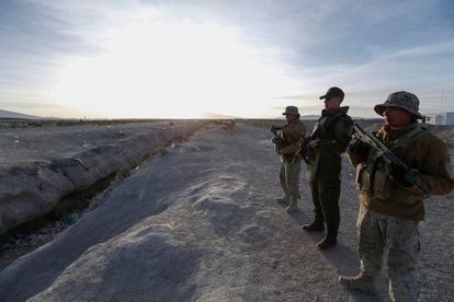 Militares de Chile vigilan la frontera para controlar el ingreso irregular de migrantes, en la comuna de Colchane (Chile), este lunes.