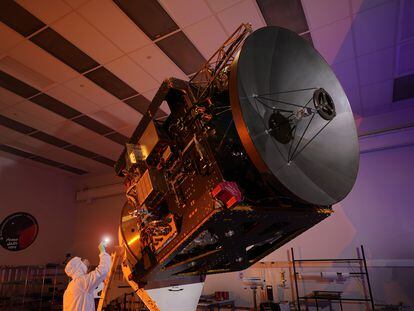 Un ingeniero inspecciona la sonda 'Hope' de Emiratos Árabes.