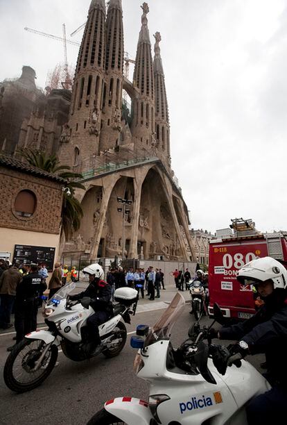 Los Mossos d'Esquadra han desalojado la Sagarda Familia tras declararse un incendio que ha quemado la sacristía y la cripta del templo.