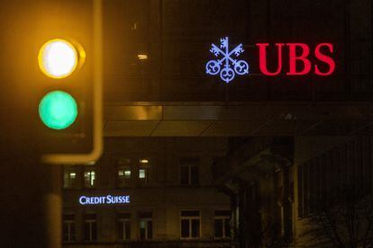 Los logos de los bancos suizos UBS y Credit Suisse en una calle de Zurich.