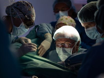 El doctor Antonio de Lacy y su equipo intervienen en el Hospital Clínic a una paciente con un tumor de recto