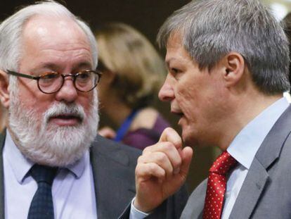 A la izquierda, Miguel Arias Ca&ntilde;ete, este lunes en Bruselas.