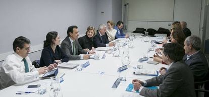 La ministra Garc&iacute;a Tejerina, Maillo y Arenas presiden la reuni&oacute;n del PP. 