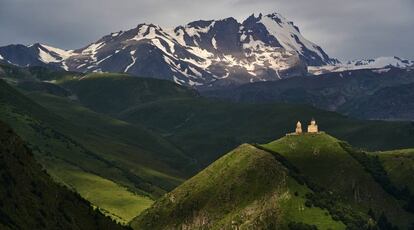 Iglesia del pueblo de Stepantsminda, en la caucásica región de Mtskheta Mtianeti, en Georgia.