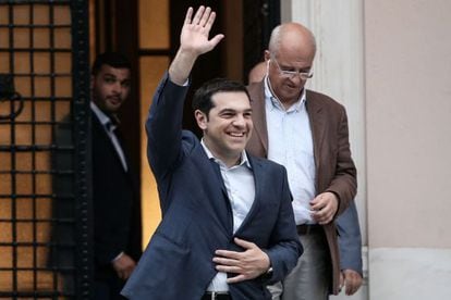 El primer ministro griego Alexis Tsipras deja su oficina en Atenas.