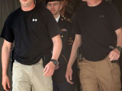 El soldado preso Bradley Manning es escoltado a su llegada ayer al tribunal militar de Fort Meade.