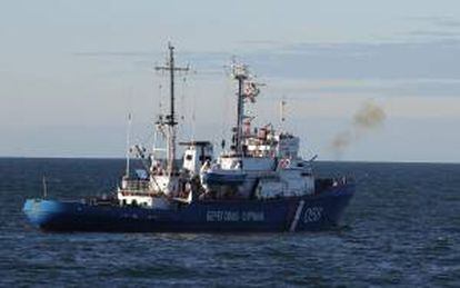 Fotografía facilitada por Greenpeace el pasado viernes 20 de septiembre, que muestra a una embarcación de la Guardia Costera rusa en el mar Ártico, en Rusia.