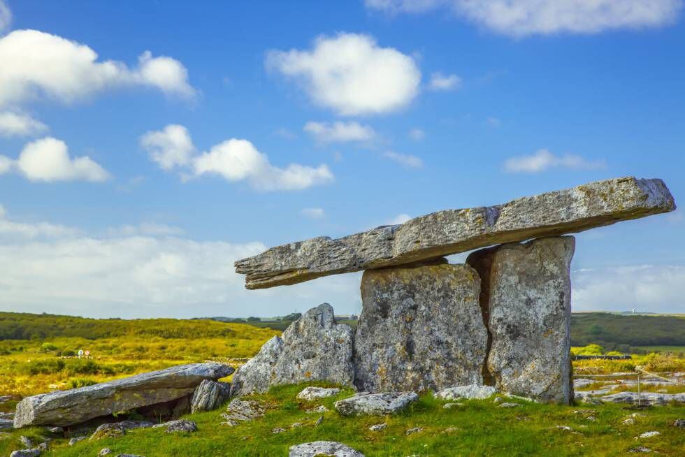 El dolmen de Poulnabrone, del Neolítico, es uno de los monumentos arqueológicos más antiguos de Irlanda.