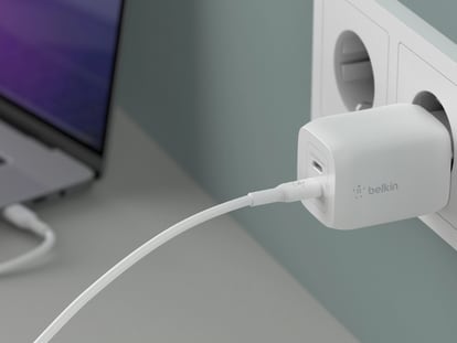 Este ladrón portátil con enchufes y dos puertos USB es ideal para