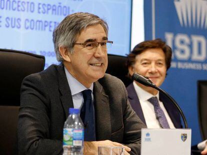 Jordi Bertomeu y José Ramón Lete en la mesa redonda 'El baloncesto español: el futuro de sus competiciones', en la sede del Instituto Superior de Derecho y Economía (ISDE) el 6 de marzo