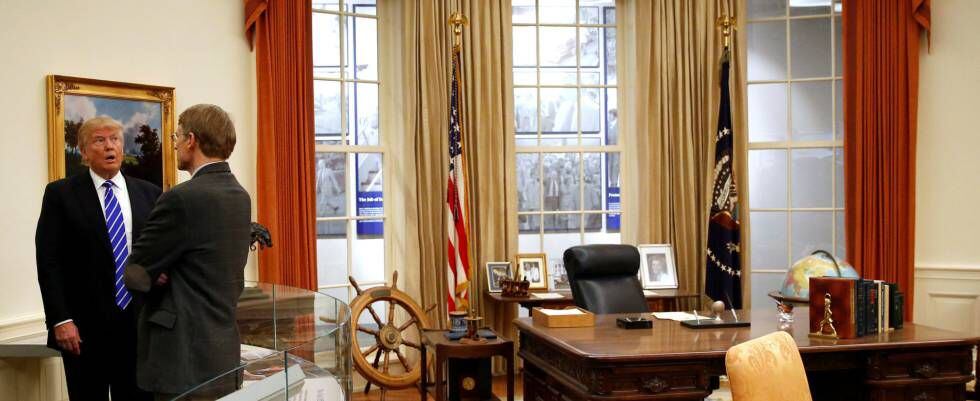 Donald Trump en una réplica del despacho Oval en Míchigan.
