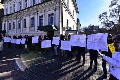 Protesta de parejas españolas frente a la Embajada de España en Kiev, este lunes. 