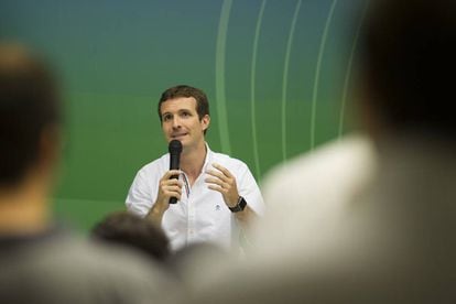 Pablo Casado, candidato a liderar el PP, durante su visita a la sede del partido en Sevilla este lunes.