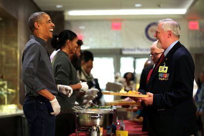 Un año más, Barack Obama ha servido comida en el Día de Acción de Gracias. Tras otorgar el tradicional indulto presidencial del pavo, el presidente saliente de Estados Unidos, acompañado de su mujer, han ido a una residencia para veteranos de las fuerzas armadas de Washington.
