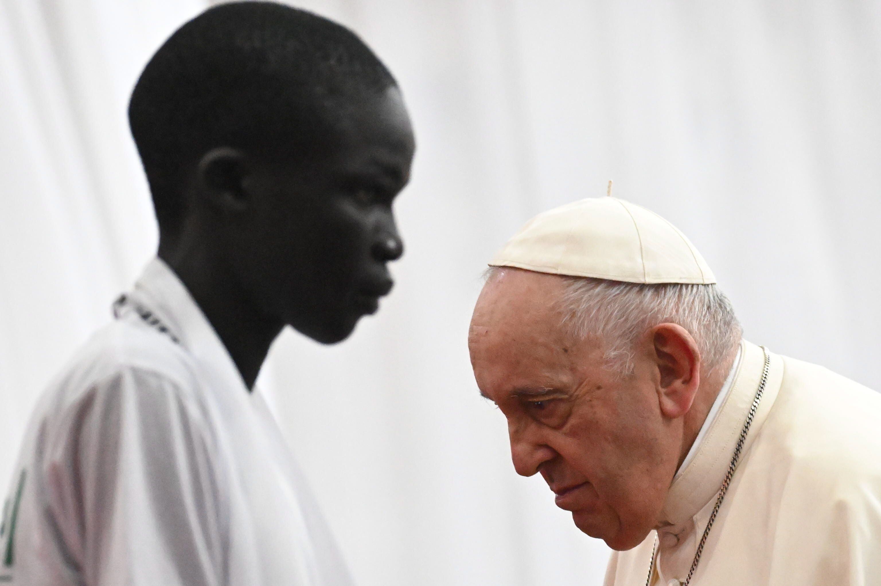 El Papa escucha el testimonio de un refugiado sursudanés.