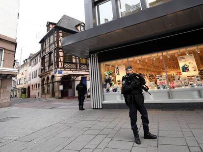 FOTO: Gendarmes montan guardia en el lugar donde se produjo un ataque en Estrasburgo. / VÍDEO: Crónica en primera persona de la enviada especial de EL PAÍS, Silvia Ayuso, en Estrasburgo.