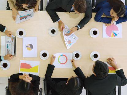 Varias personas reunidas en una oficina.