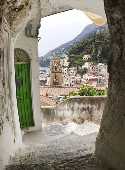 Positano impresiona por su belleza mediterránea, la multitud de rincones y sus playas.