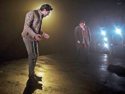 Los actores Ivan Benet, en primer t&eacute;rmino, y Andreu Benito, en el TNC. 