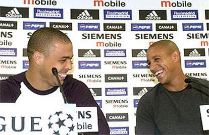 Ronaldo y Roberto Carlos se divierten durante una conferencia de prensa celebrada ayer. PLANO MEDIO - ESCENA