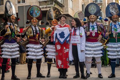 La candidata a la presidencia de la Xunta del BNG, Ana Pontón (centro), posa para los fotógrafos junto a un grupo de cigarrones en el Entroido de VerÃn, el 13 de febrero.