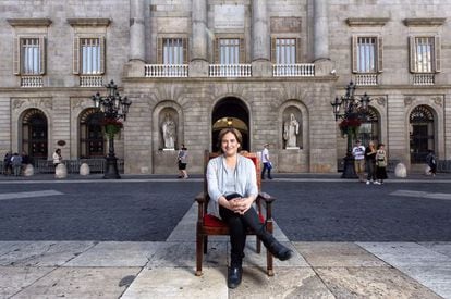 Ada Colau, con el Ayuntamiento de Barcelona al fondo.