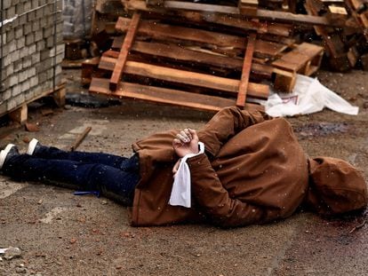 El cuerpo de un hombre con las manos atadas a la espalda yacía, como muchos otros, en la localidad ucrania de Bucha tras la retirada de las tropas rusas.