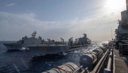 Tres barcos militares estadounidenses maniobran en aguas del golfo de Aden, el pasado 5 de julio.