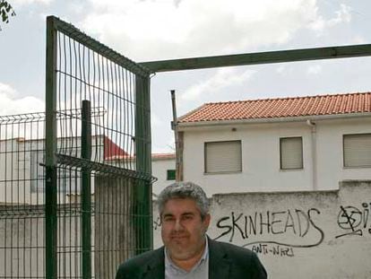 Pedro Torrejón, a la entrada de un colegio electoral.