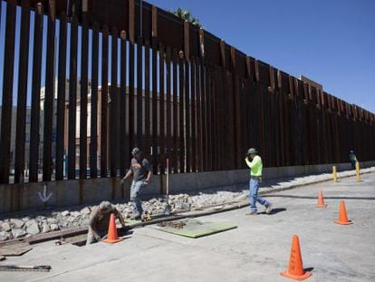 Funcionarios trabajan para cerrar un t&uacute;nel en la frontera entre EE UU y M&eacute;xico.