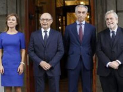 El ministro de Hacienda, Crist&oacute;bal Montoro (2i), que entreg&oacute; al presidente del Congreso, Jes&uacute;s Posada, el proyecto de ley de Presupuestos Generales del Estado para 2015.