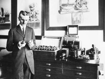 Nikola Tesla, en su laboratorio en Estados Unidos, en 1910.