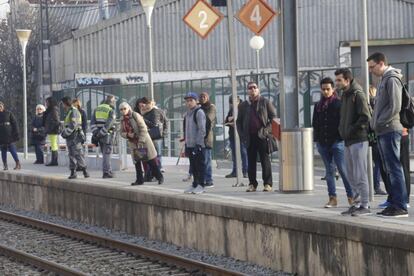 Passatgers esperen a l'andana, el passat 15 de desembre.