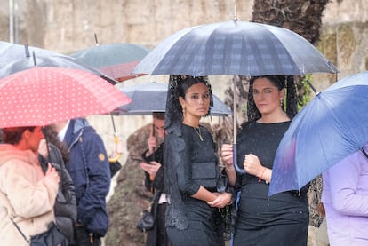 Sevilla 28/03/24  ambiente de Jueves Santo a las puertas de la Basilica de La Macarena, lluvia en semana santa foto.ALEJANDRO RUESGA